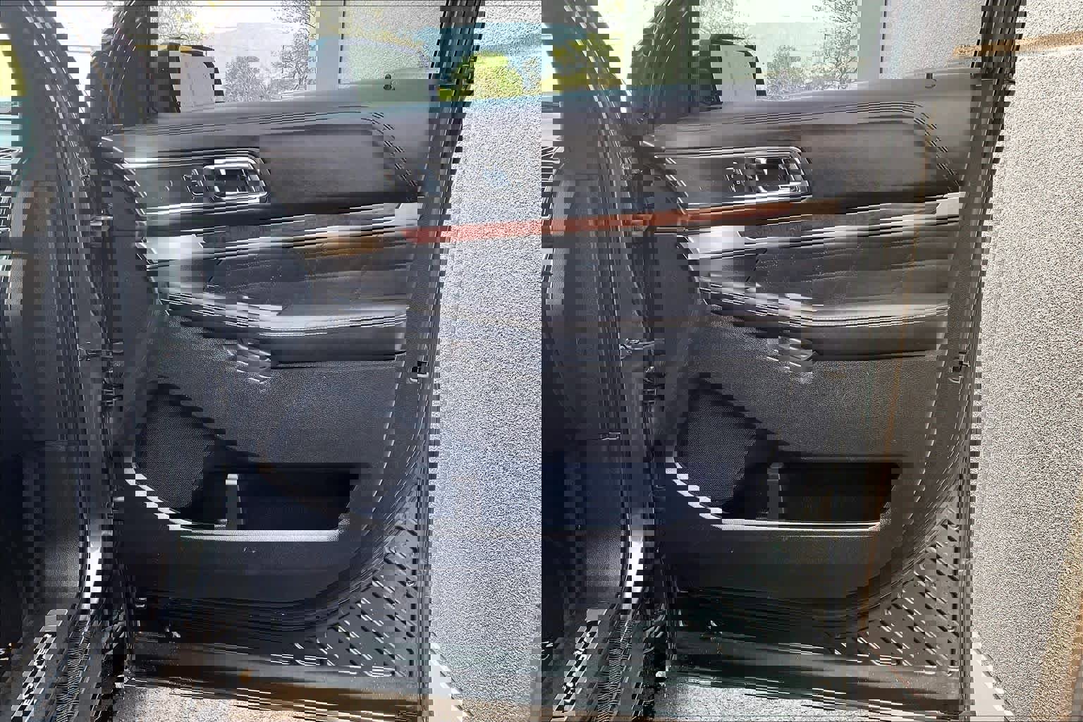 Used 2016 Ford Explorer Platinum image 22