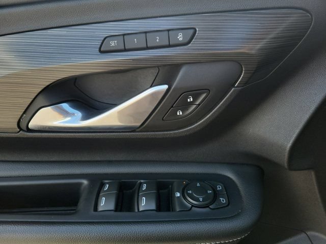 Used 2024 GMC Terrain SLT FWD image 31