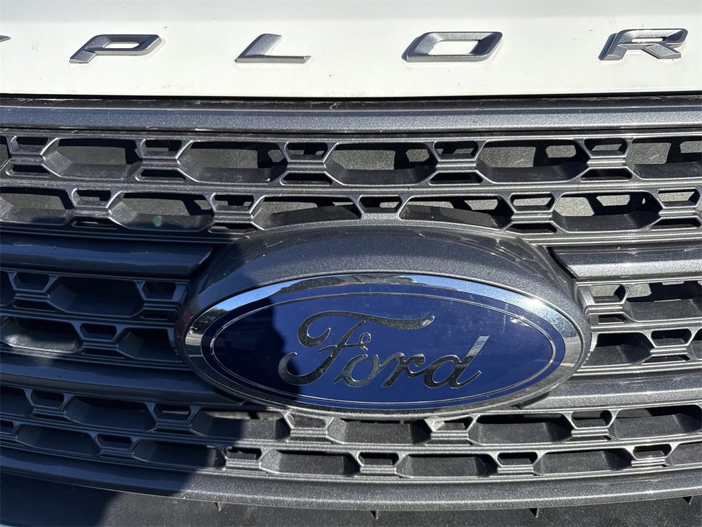 Used 2022 Ford Explorer XLT w/ Equipment Group 202A image 3