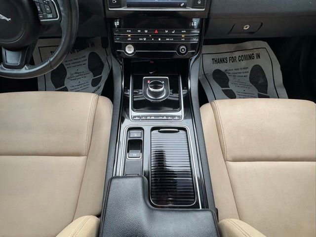 Used 2018 Jaguar XE Premium image 21