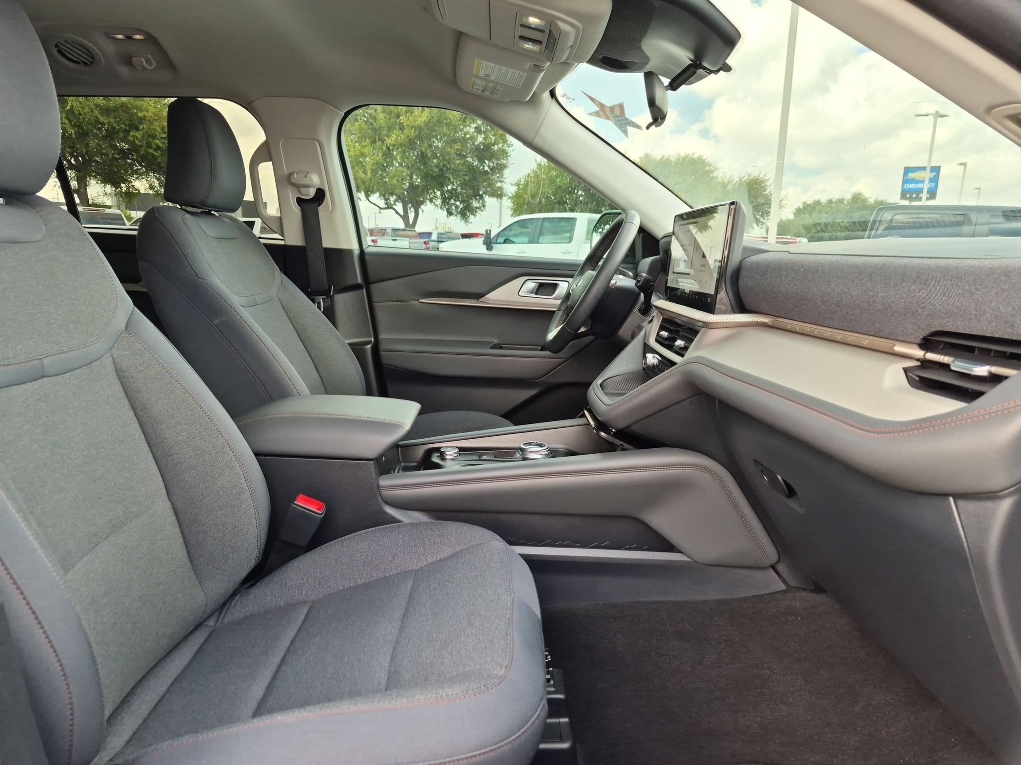 Used 2025 Ford Explorer Active RWD image 29
