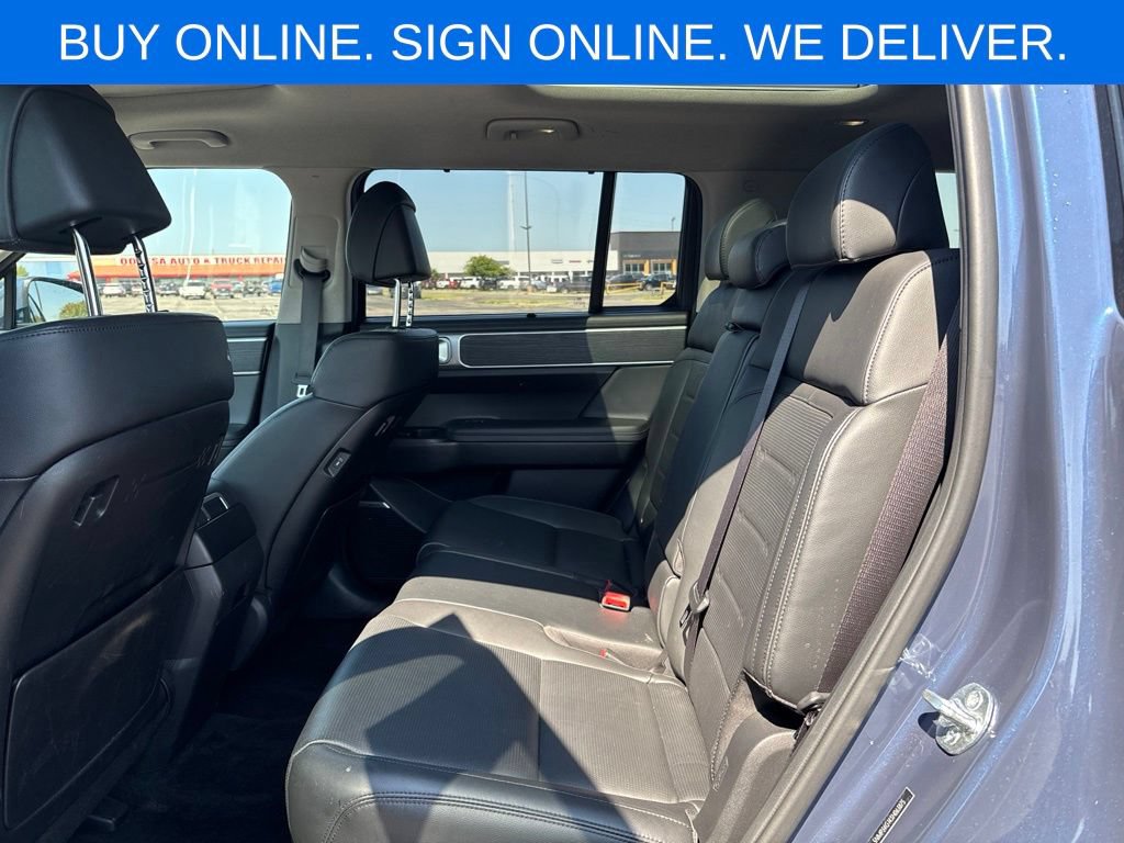 Used 2025 Hyundai Santa Fe Limited FWD image 11