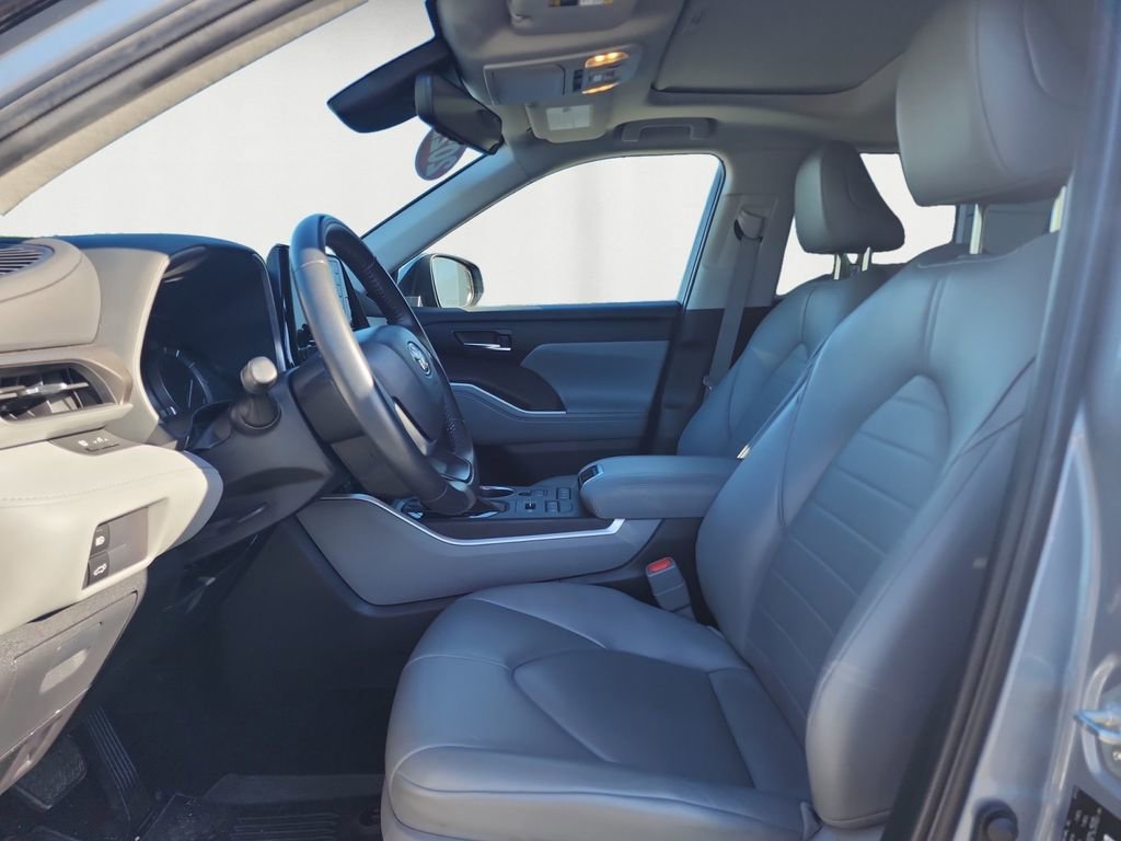 Used 2022 Toyota Highlander XLE image 9