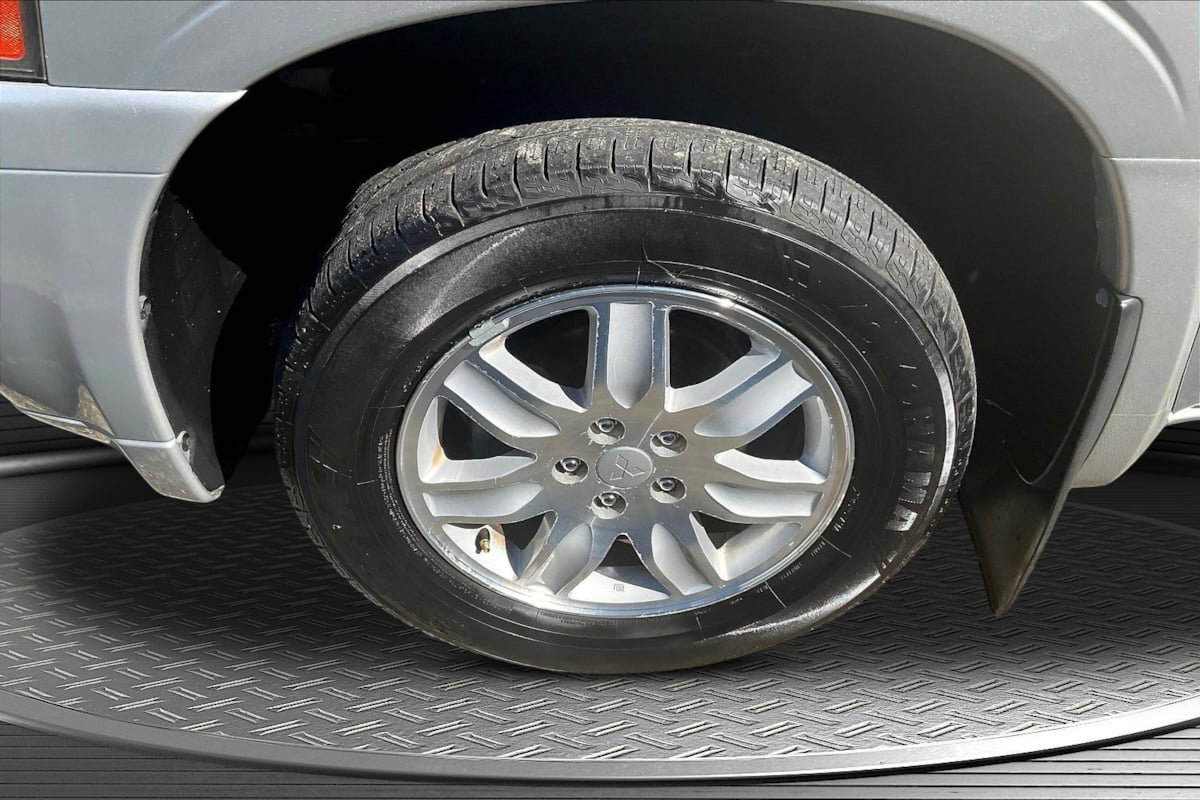 Used 2011 Mitsubishi Endeavor LS AWD/4WD image 30