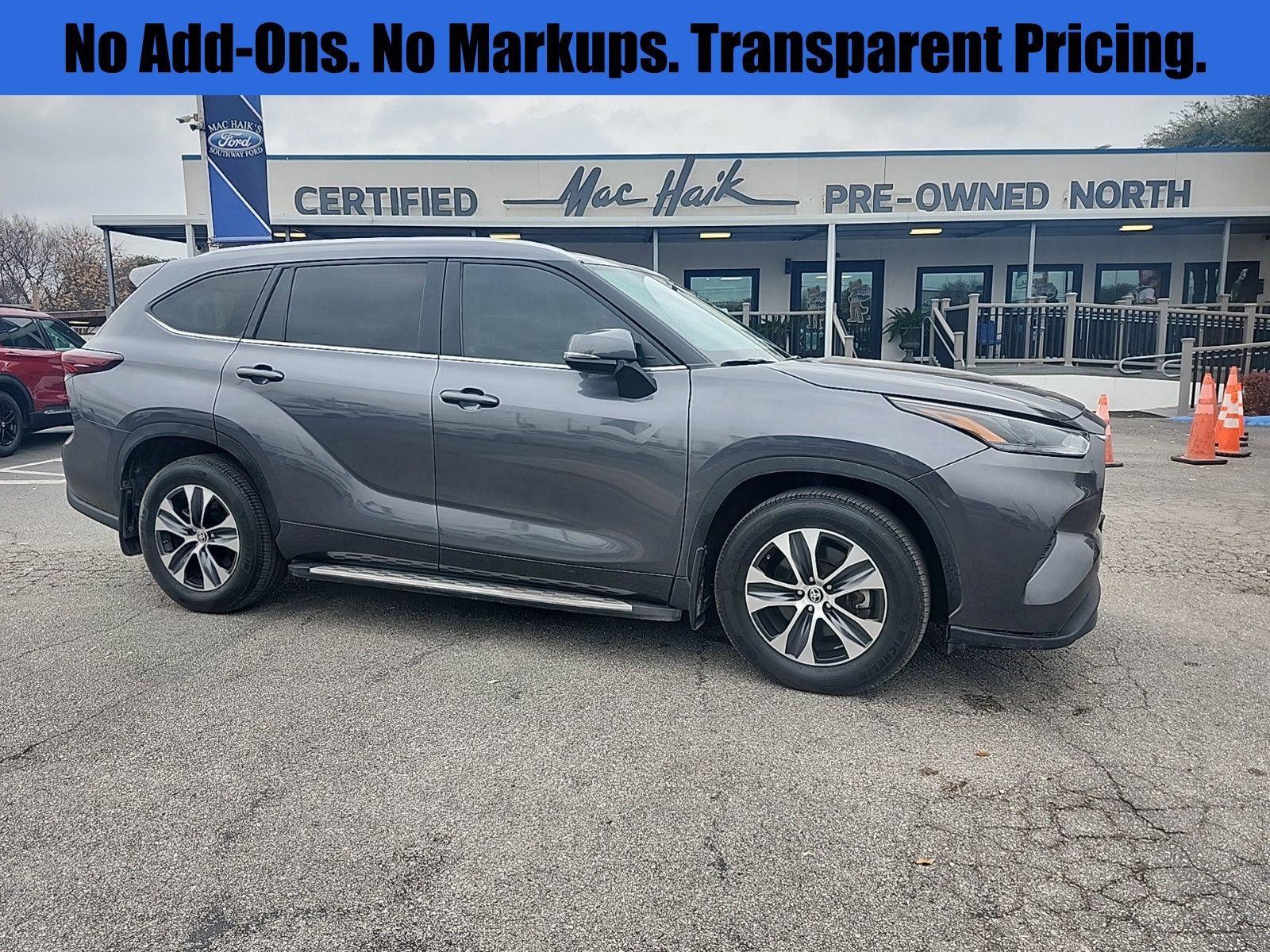 Used 2024 Toyota Highlander XLE image 1