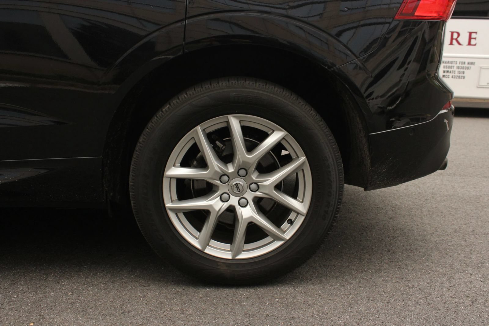 Used 2019 Volvo XC60 T5 Momentum w/ Multimedia Package AWD/4WD image 10