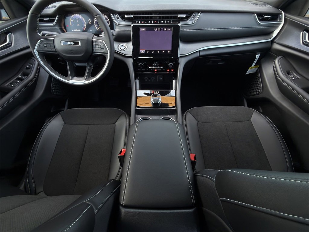 New 2025 Jeep Grand Cherokee Altitude image 10