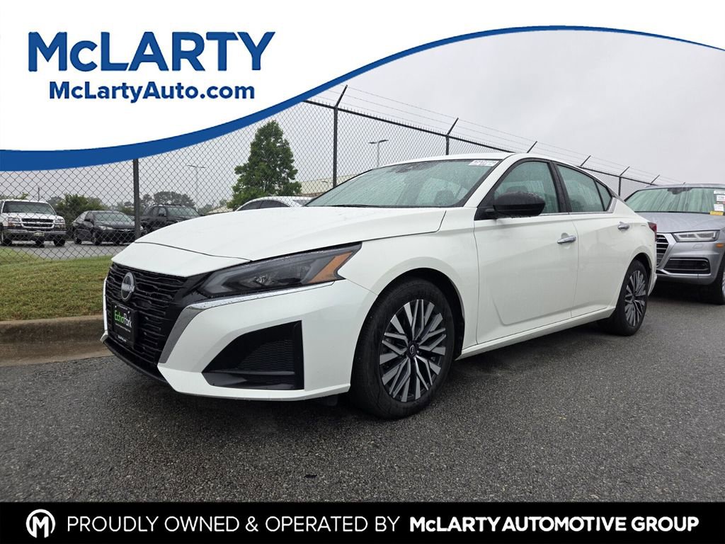 Used 2025 Nissan Altima 2.5 SV FWD image 1