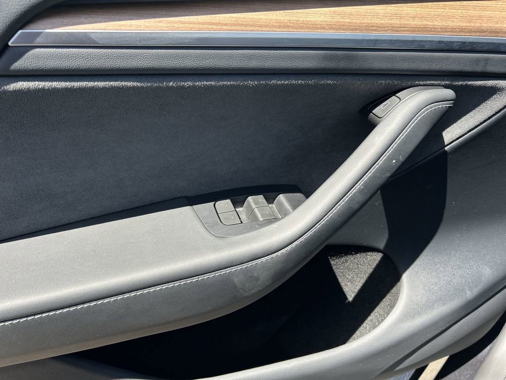 Used 2024 Tesla Model Y Long Range AWD/4WD image 24