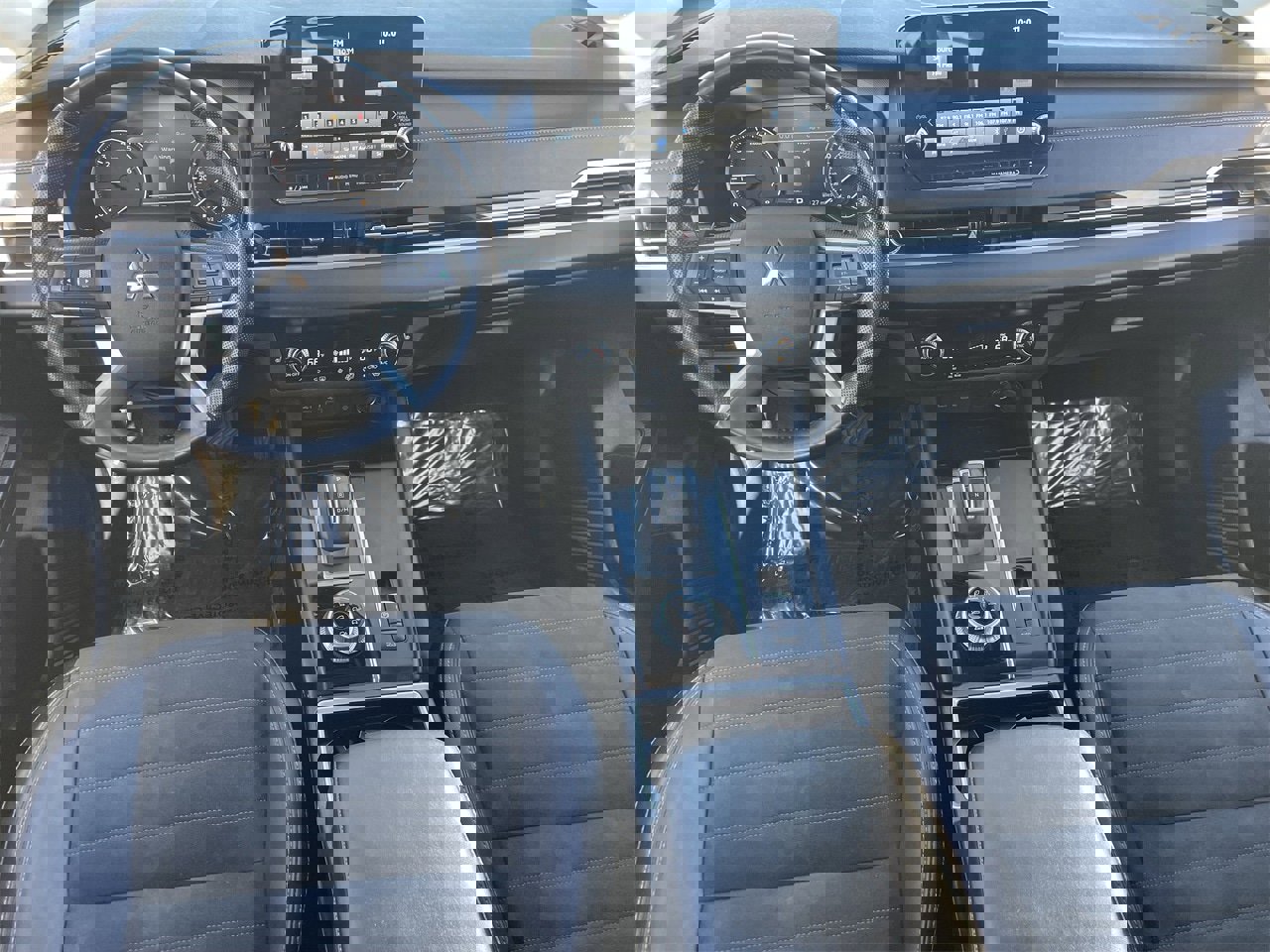 Used 2024 Mitsubishi Outlander SE image 14