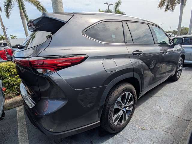 Used 2022 Toyota Highlander XLE image 3