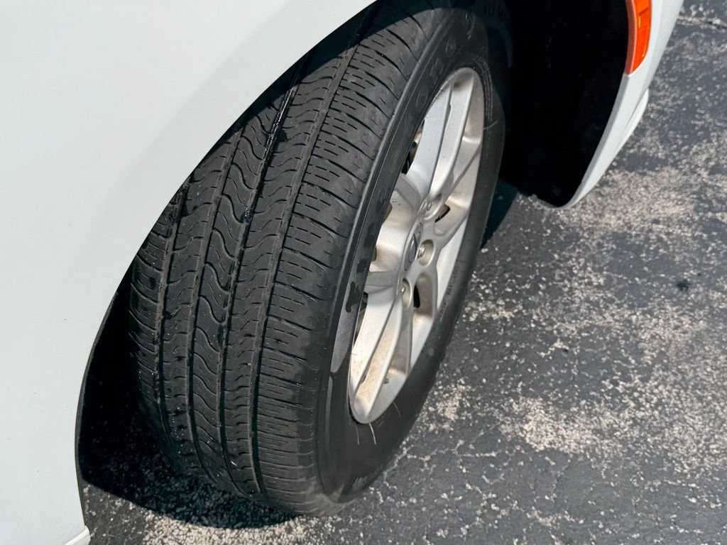 Used 2024 Chrysler Pacifica Touring-L FWD image 3