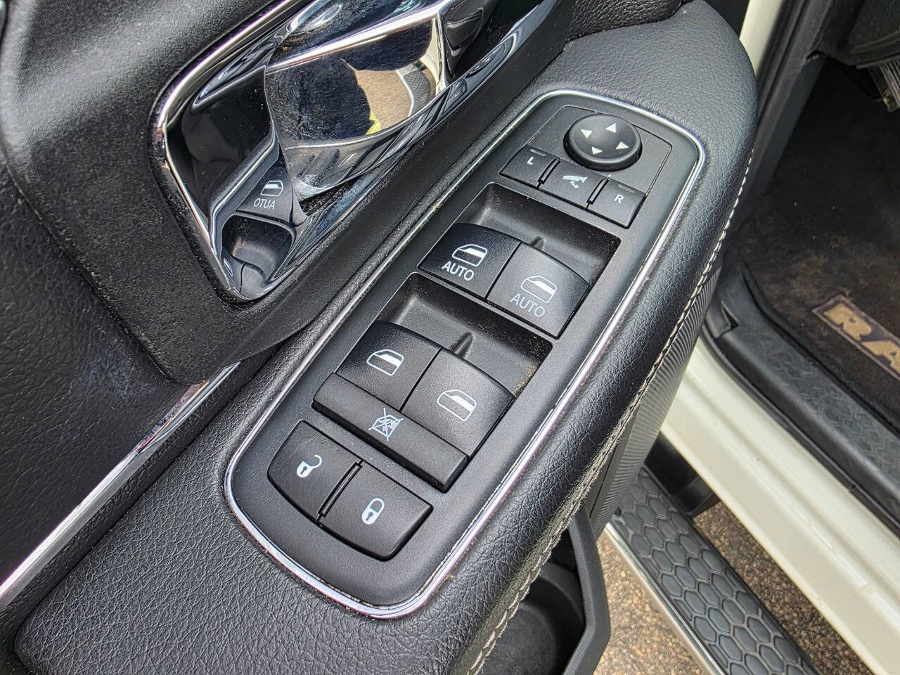 Used 2018 RAM 3500 Laramie image 12