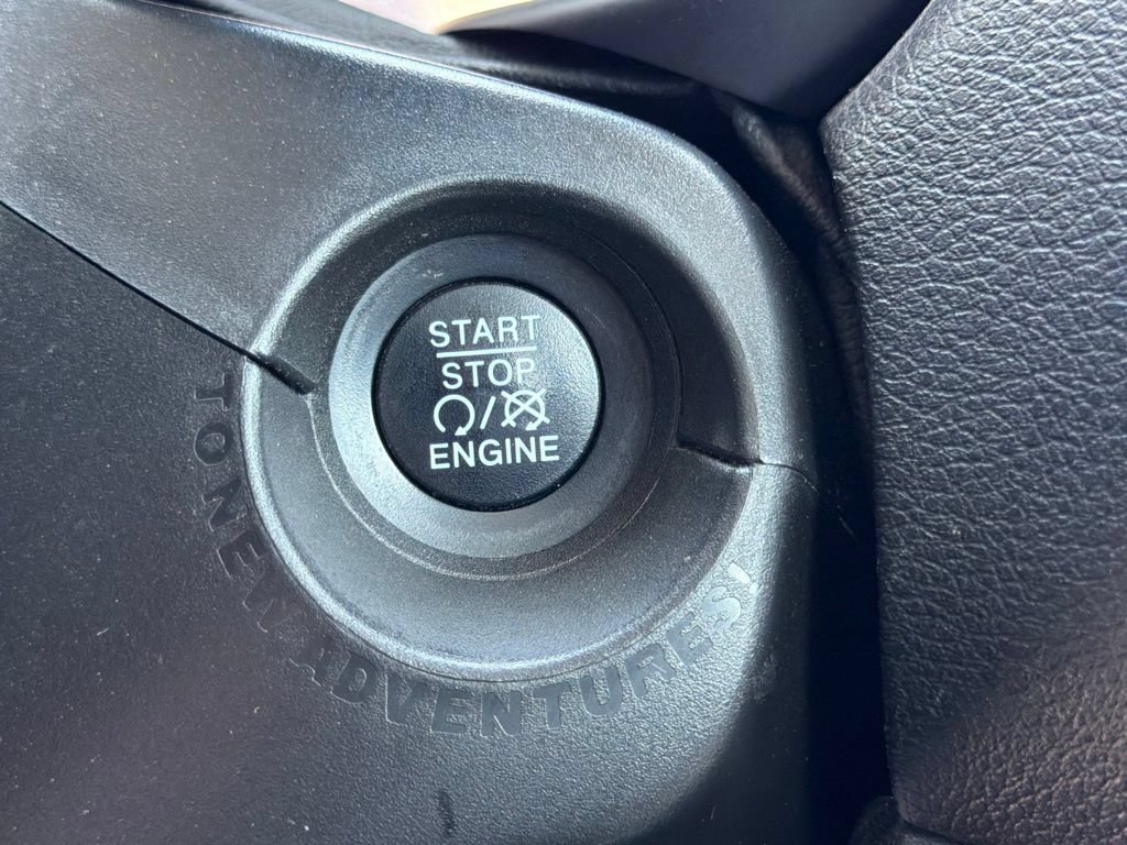 Used 2018 Jeep Renegade Latitude w/ UConnect 8.4 Nav Group FWD image 30