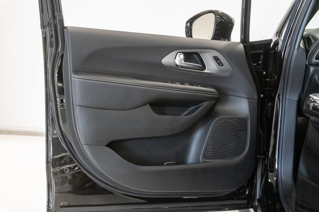 New 2027 Chrysler Pacifica Limited FWD image 8