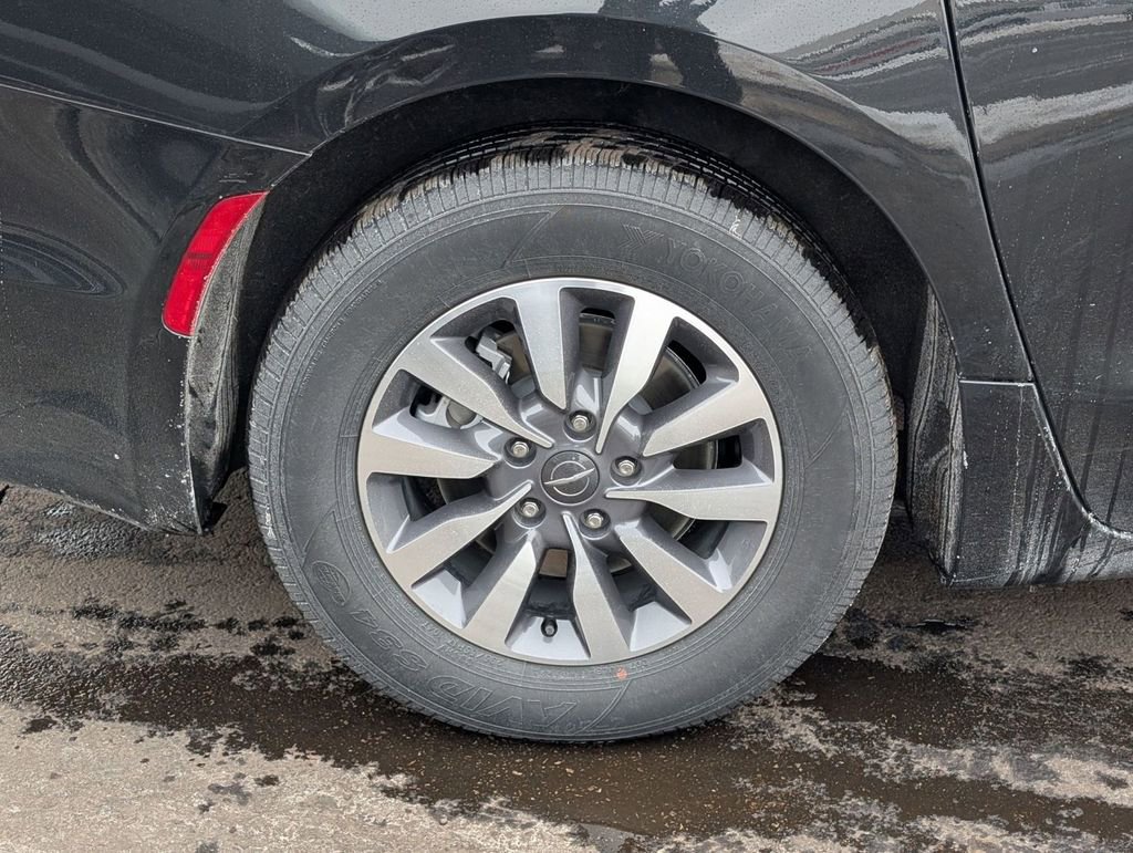 Used 2023 Chrysler Pacifica Touring-L image 16