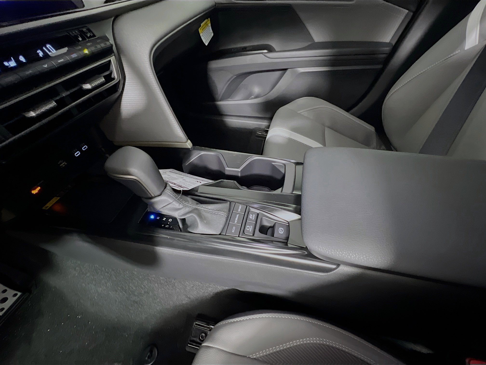 Used 2025 Toyota Camry SE w/ Convenience Package image 25