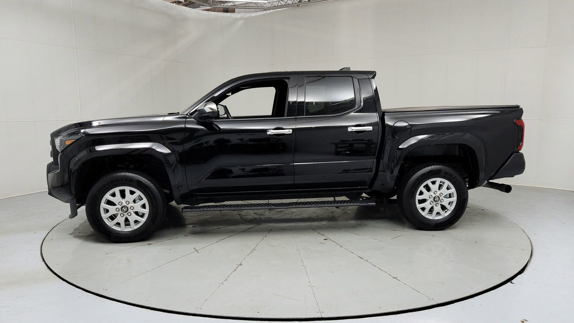 Used 2025 Toyota Tacoma SR AWD/4WD image 2