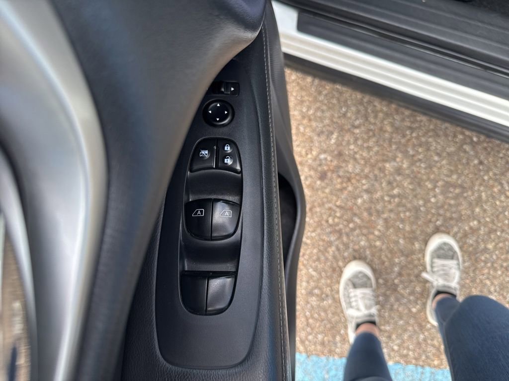 Used 2018 Nissan Pathfinder SV AWD/4WD image 12