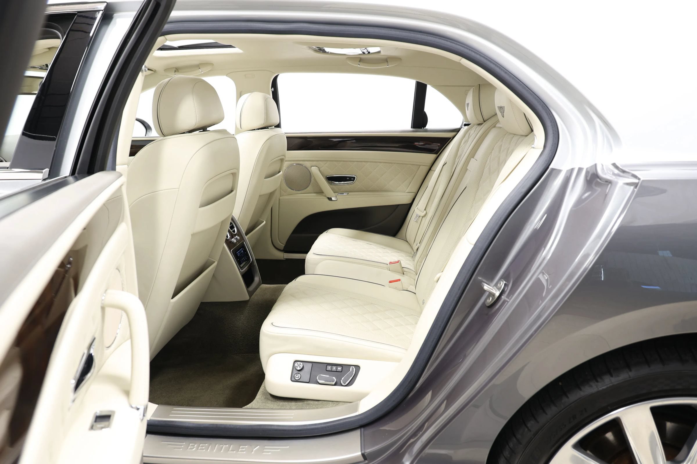 Used 2018 Bentley Flying Spur V8 AWD/4WD image 50