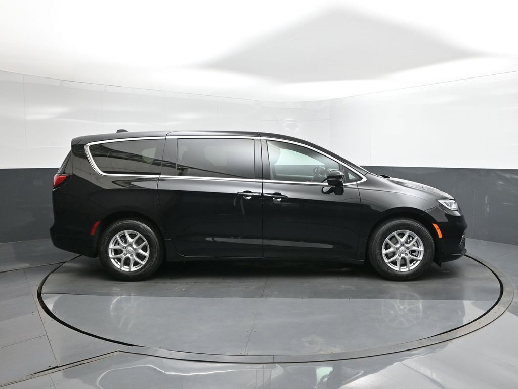 New 2026 Chrysler Pacifica Select image 26