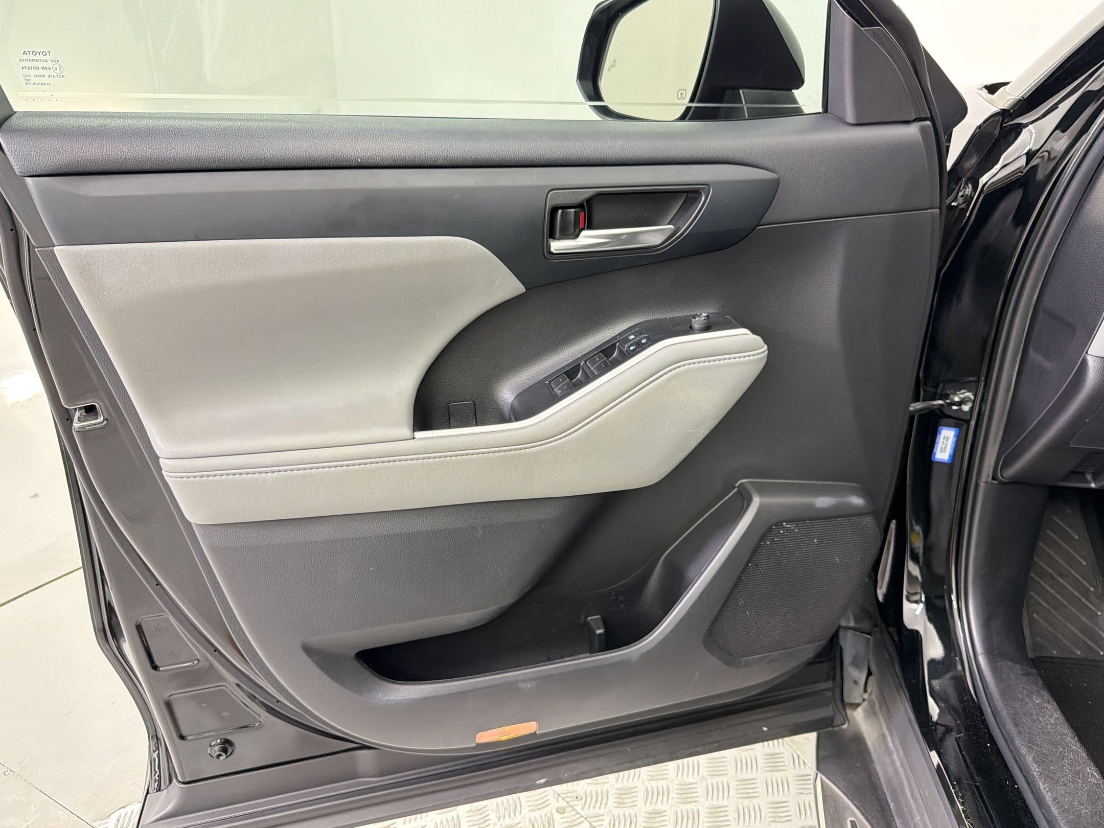 Used 2022 Toyota Highlander XLE FWD image 12