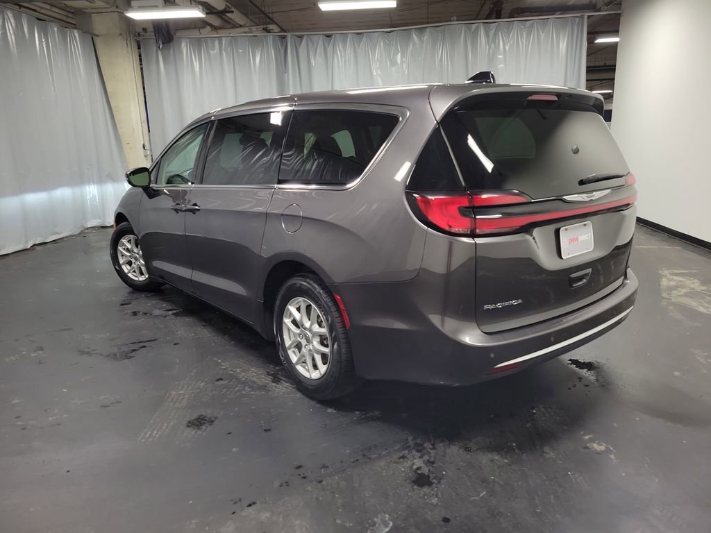 Used 2023 Chrysler Pacifica Touring-L image 6