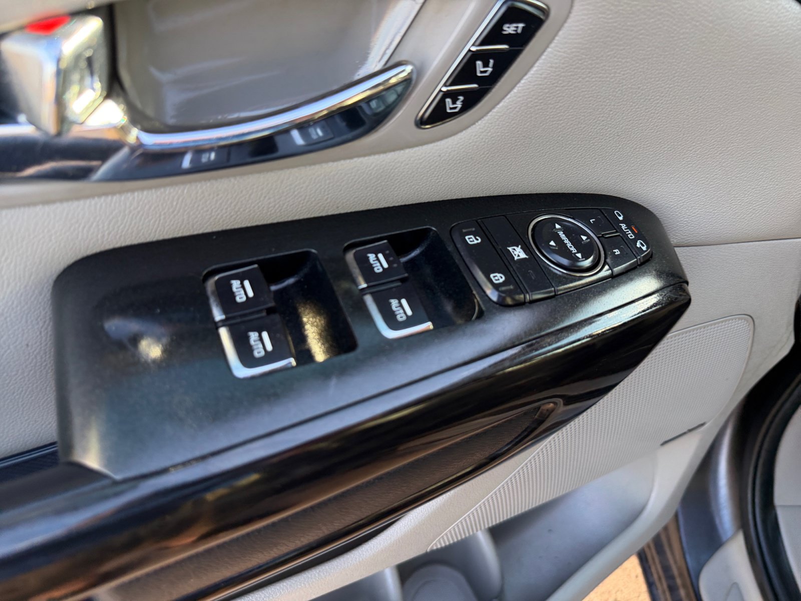 Used 2019 Kia Sedona SX FWD image 17