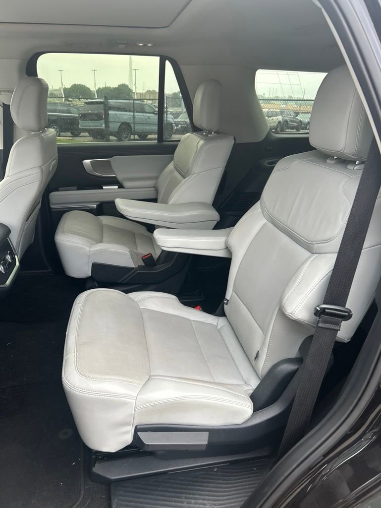 Used 2025 Ford Expedition Platinum AWD/4WD image 6