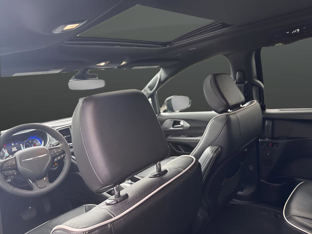 Used 2025 Chrysler Pacifica Limited image 27