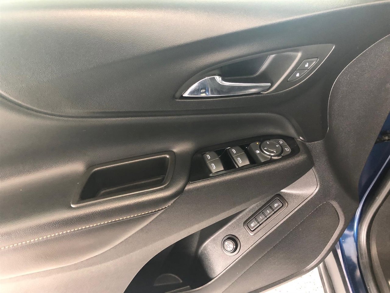 Used 2023 Chevrolet Equinox Premier image 7