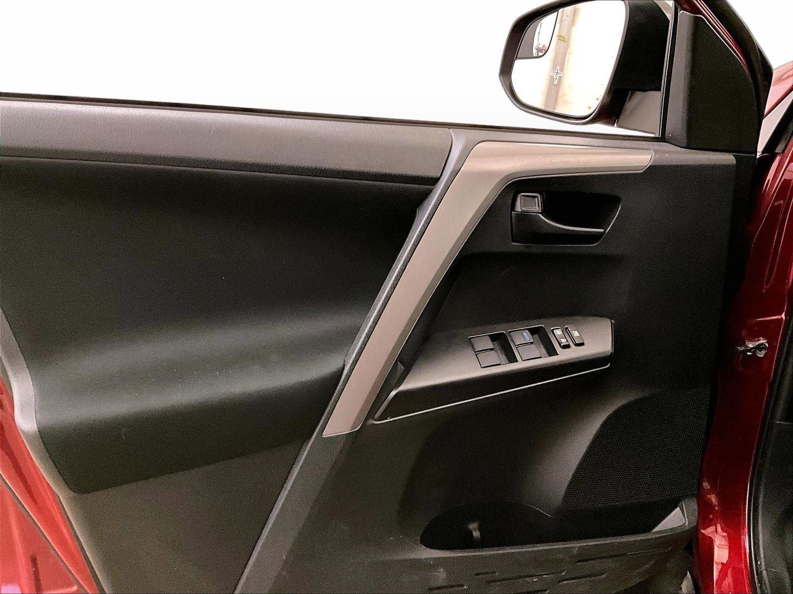 Used 2018 Toyota RAV4 LE FWD image 22