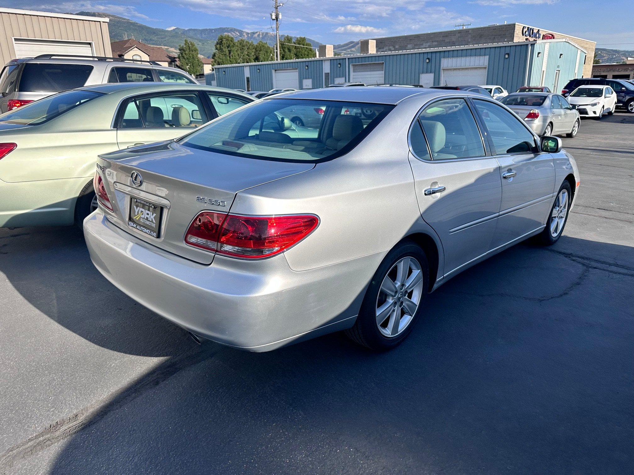 Used 2005 Lexus ES 330 w/ Preferred Accessory Pkg FWD image 3
