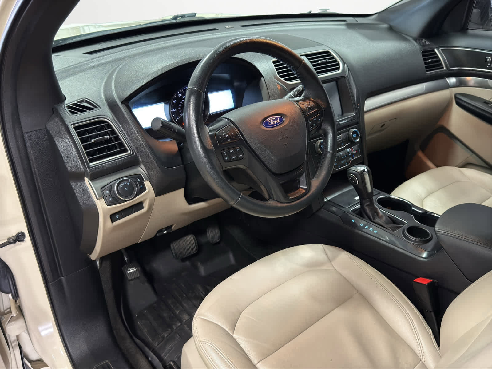 Used 2018 Ford Explorer XLT w/ Equipment Group 202A image 14