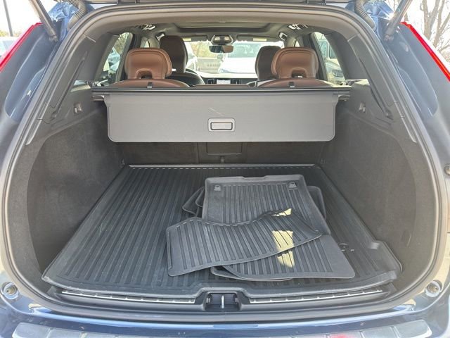 Used 2023 Volvo XC60 B5 Plus image 34