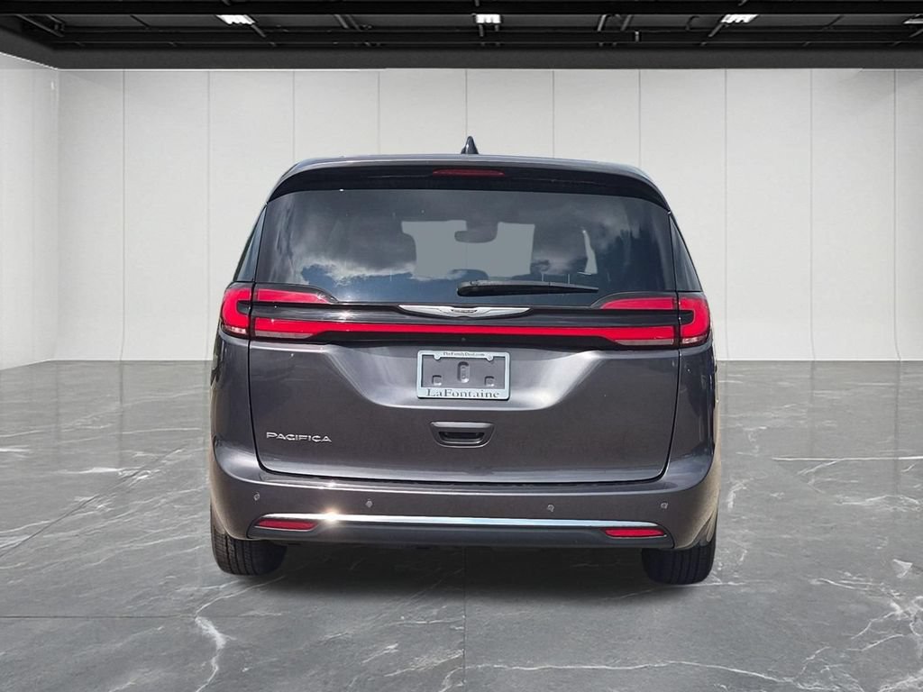 Used 2023 Chrysler Pacifica Touring-L FWD image 4