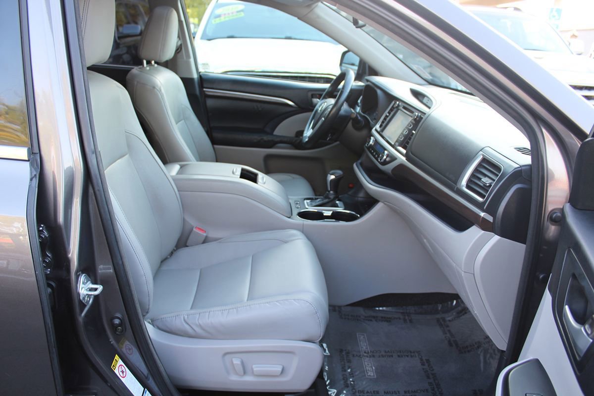 Used 2014 Toyota Highlander Limited AWD/4WD image 25