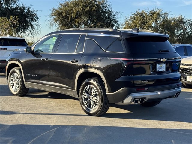 Used 2025 Chevrolet Traverse LT image 2