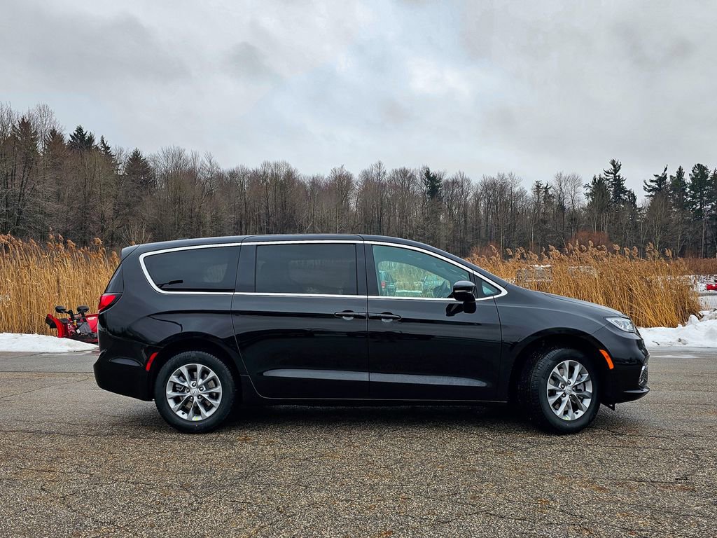 New 2026 Chrysler Pacifica Select image 3