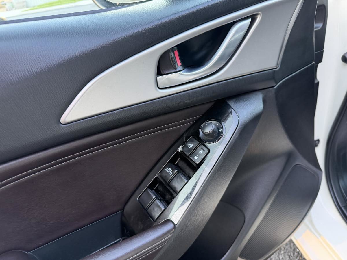 Used 2017 MAZDA MAZDA3 Touring FWD image 23