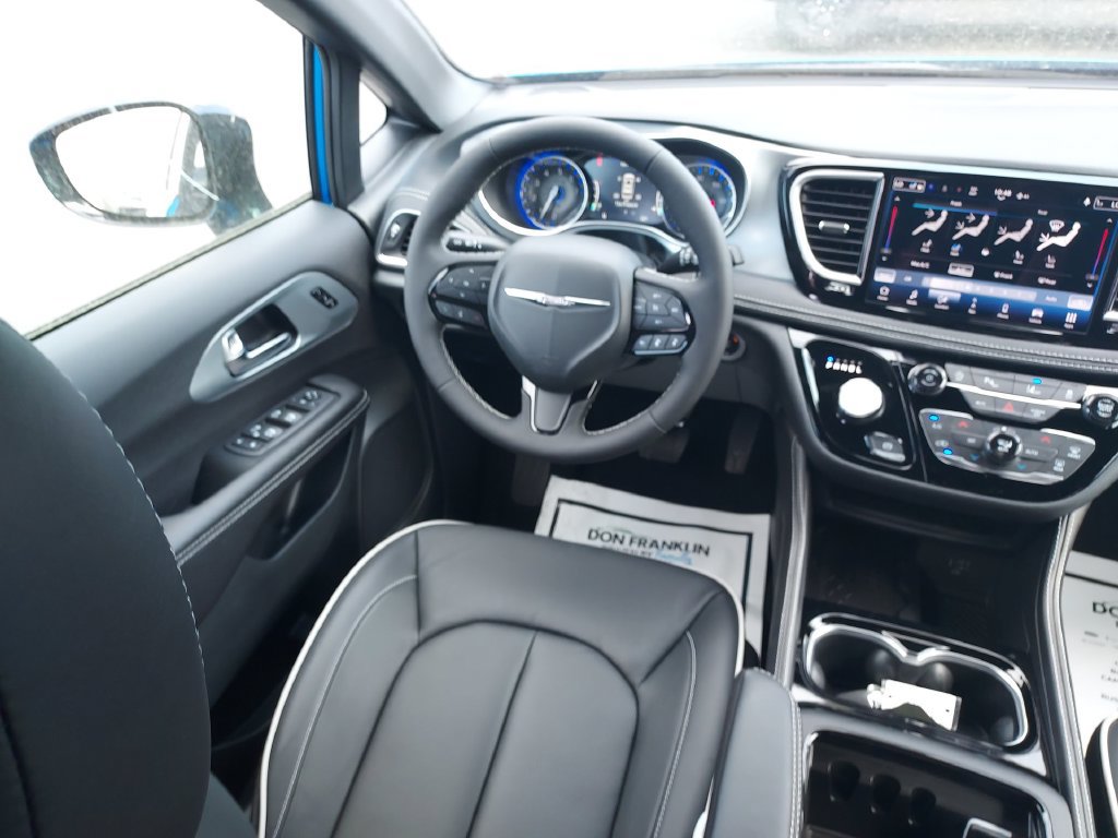 New 2026 Chrysler Pacifica Limited w/ S Appearance Package FWD image 15