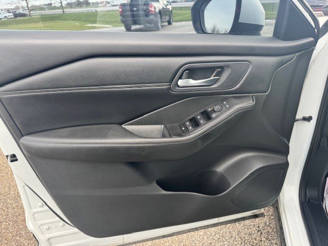 Used 2024 Nissan Rogue SV w/ SV Premium Package image 11