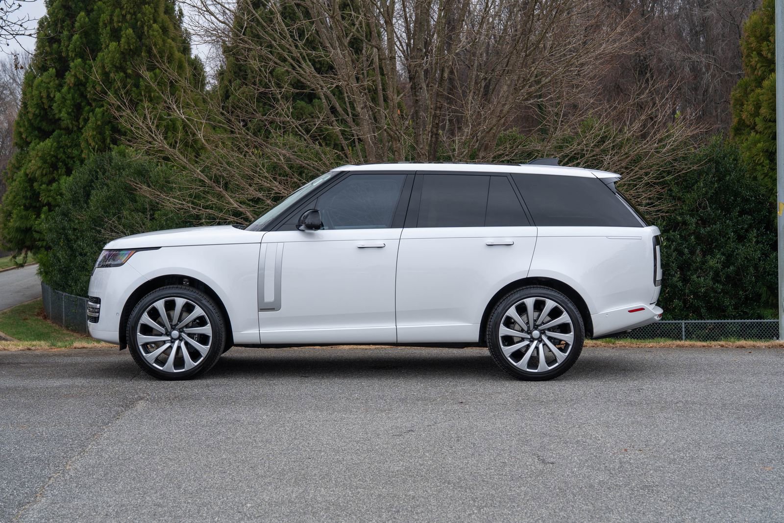 Used 2024 Land Rover Range Rover Autobiography image 3