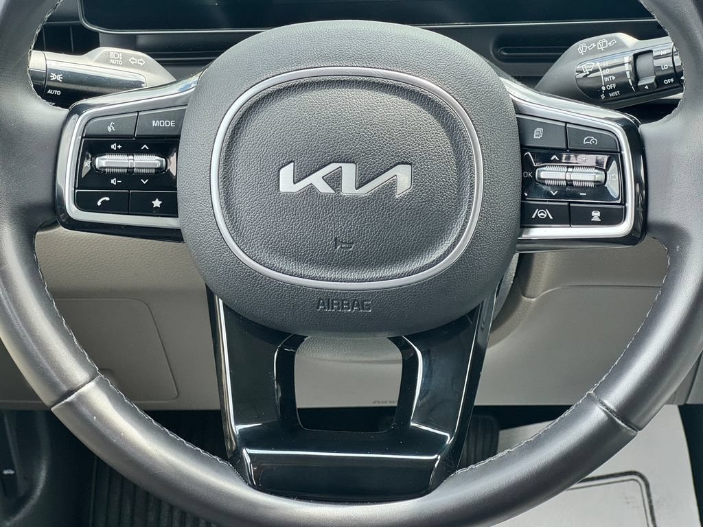 Used 2025 Kia Carnival FWD image 20