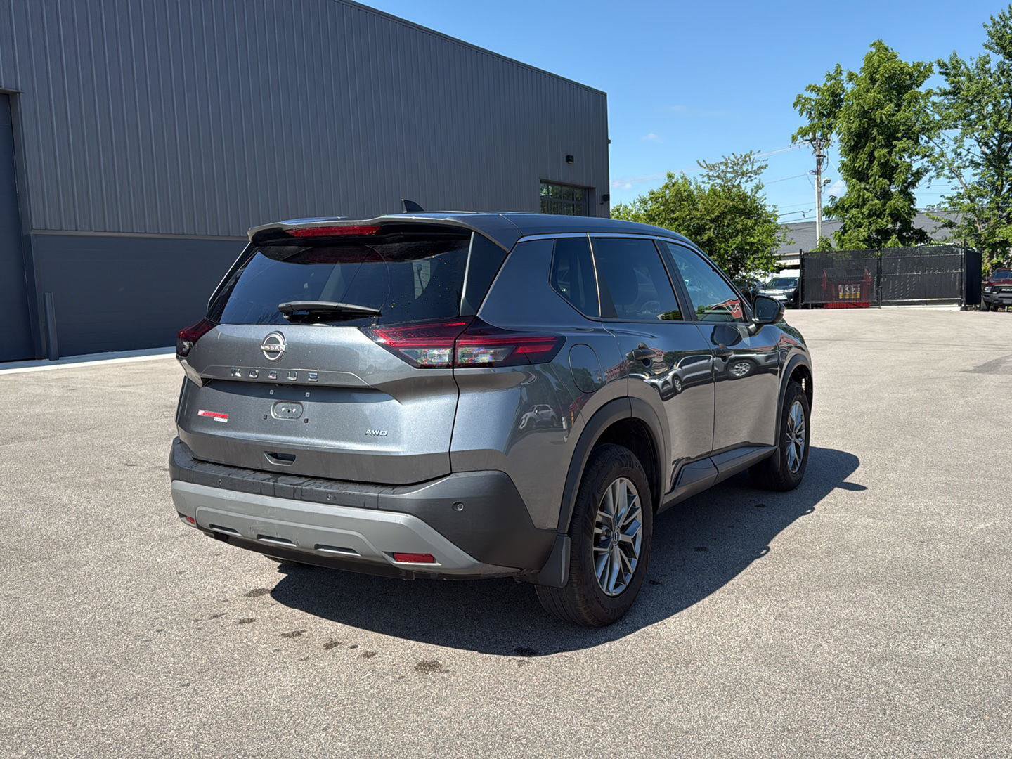 Used 2022 Nissan Rogue S AWD/4WD image 3
