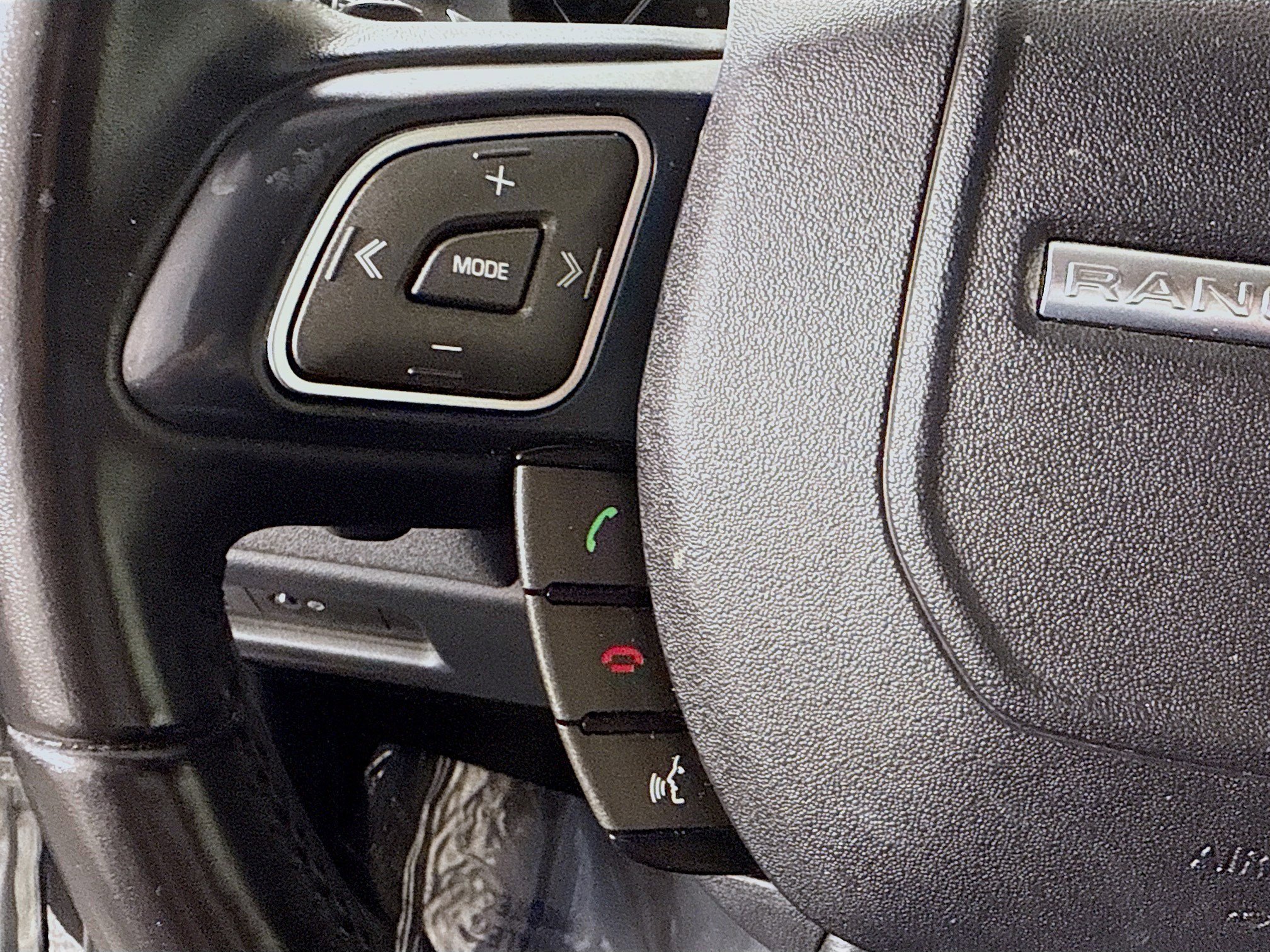Used 2019 Land Rover Range Rover Evoque SE image 14