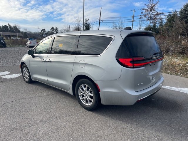 Used 2023 Chrysler Pacifica Touring-L image 13