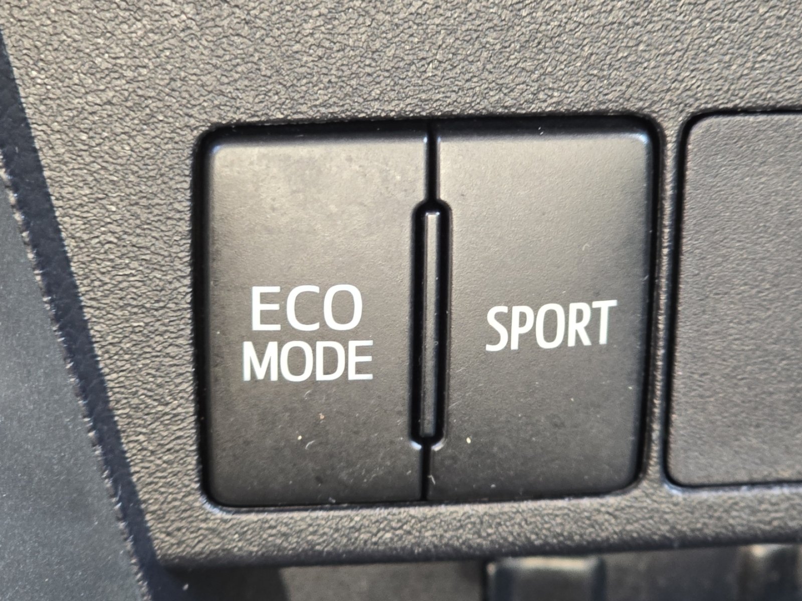 Used 2015 Toyota RAV4 XLE FWD image 9