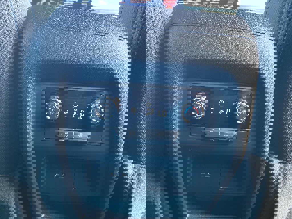 Used 2025 Chevrolet Traverse LT image 25