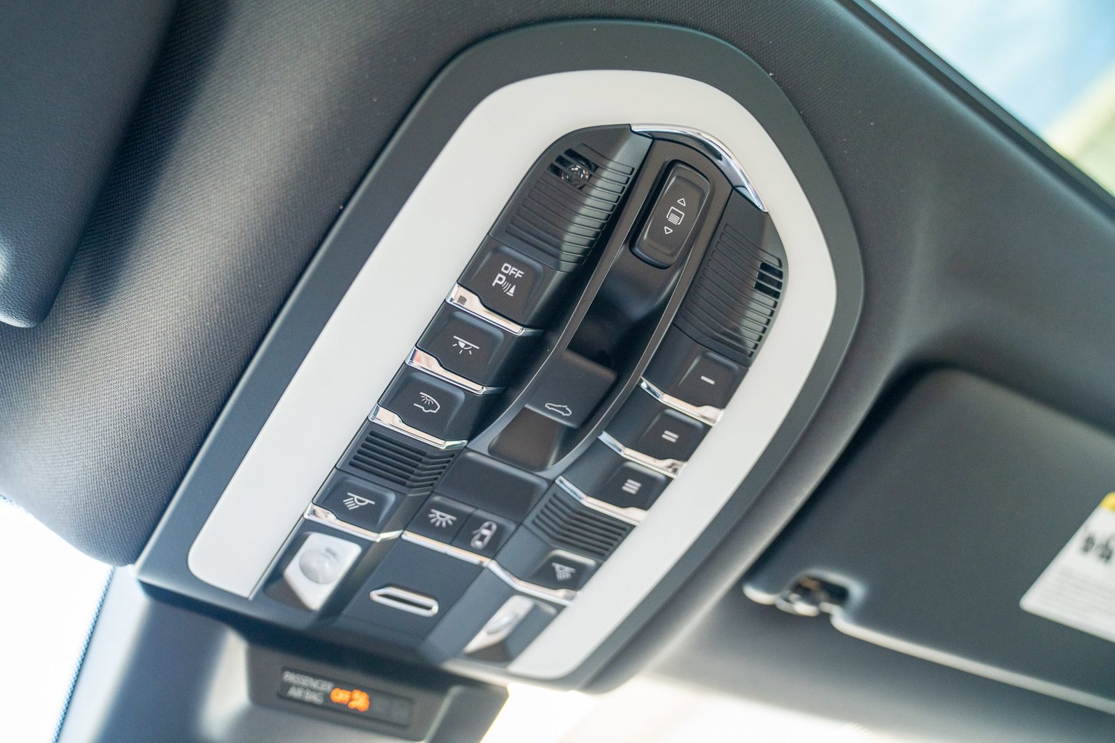 Certified 2025 Porsche Macan image 19